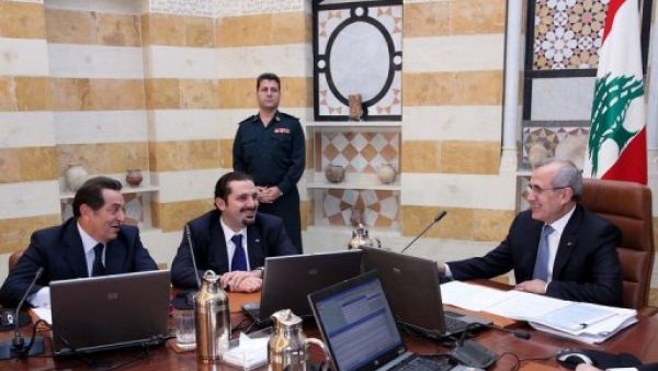 الرئيس اللبناني ميشال سليمان (يمين) والى يمينه رئيس الوزراء سعد الحريري ووزير العمل بطرس حرب