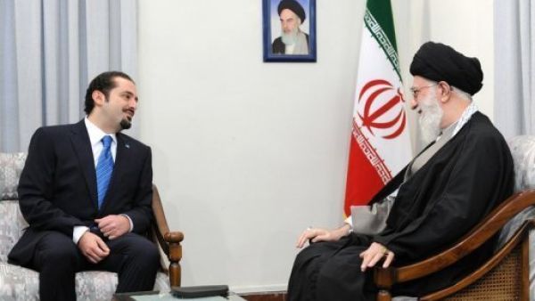 المرشد الاعلى للجمهورية الاسلامية الايرانية آية الله علي خامنئي (يمين) مستقبلا رئيس الوزراء اللبناني سعد الحريري في طهران 