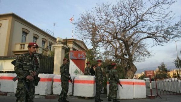 جنود لبنانيون عند مدخل المحكمة العسكرية في بيروت