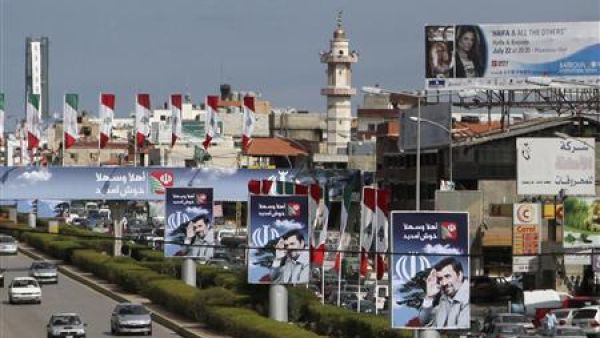 لافتات ترحيب تحمل صور أحمدي نجاد في بيروت
