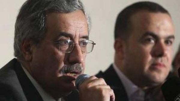 وزير الاتصالات اللبناني شربل نحاس يتحدث خلال المؤتمر الصحفي والى جانبه النائب فضل الله