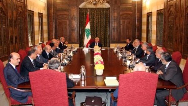 الرئيس اللبناني يدرس تاجيل الاستشارات النيابية