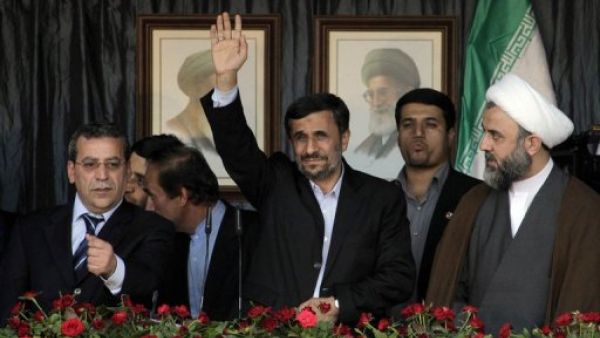 الرئيس الايراني محمود احمدي نجاد (وسط) في بنت جبيل
