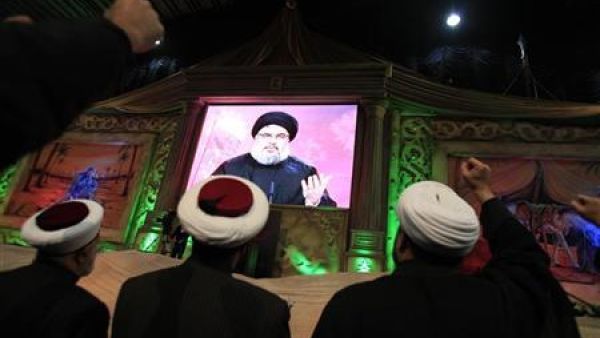 لبنانيون يستمعون الى كلمة للامين العام لحزب الله السيد حسن نصر الله في بيروت