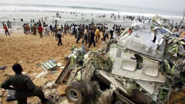 موقع تحطم الطائرة على شاطئ كوتونو في بنين في 26 كانون الاول/ديسمبر 2003