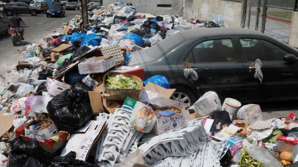 تكدس النفايات بكميات كبيرة في شوارع لبنان