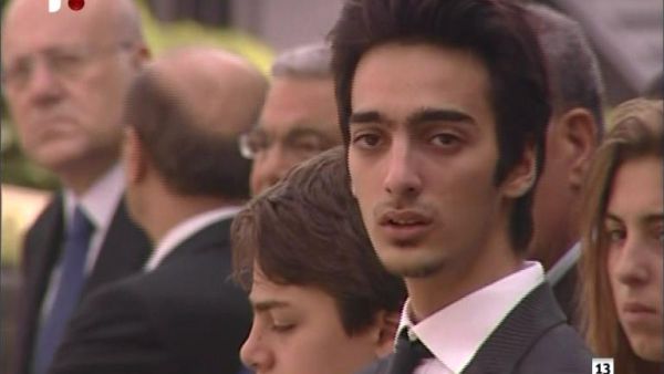 نجل الحسن يتلقى العزاء بوالده/صورة عن تلفزيون المستقبل