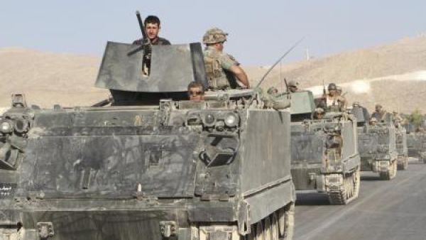 جنود لبنانيون على متن مركبات مدرعة خلال خروجهم من عرسال على الحدود مع سوريا 
