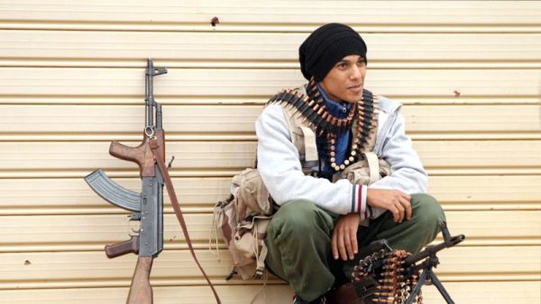 تنتشر في المنطقة قوات موالية لحكومة الوفاق، وأخرى تابعة للجيش 