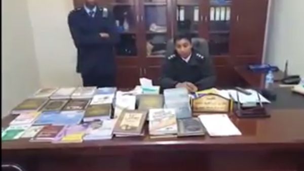 عناصر شرطة مواليين لحفتر يحرقون آلاف الكتب الإسلامية 