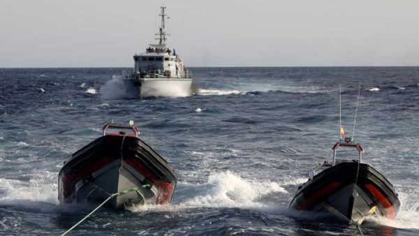 خفر السواحل الليبي يحتجز لساعتين سفينة اسبانية لانقاذ المهاجرين
