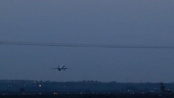 طائرة تقلع من مطار في ليبيا
