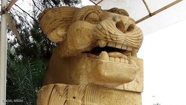 داعش يدمر تمثال الاسد في تدمير 