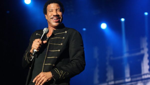 25,000 fans were there to watch Lionel sing live at the F1 after race concert. (Gulf News)