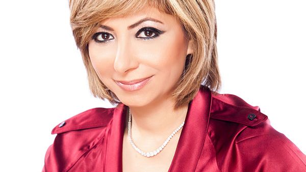 متظاهرون يقذفون لميس الحديدي بالحجارة أثناء محاولتها الدخول إلى الكاتدرائية