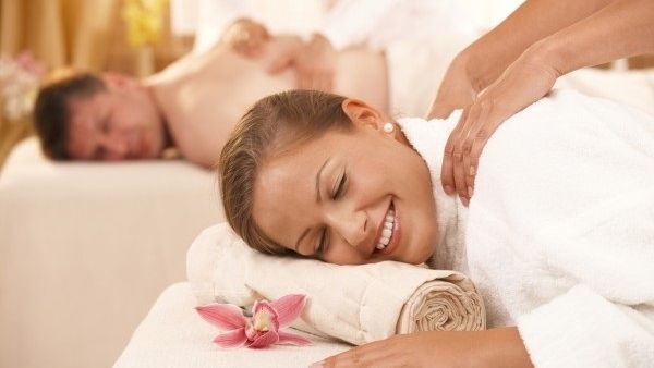 تتيح باقة الـ529 درهم للشريكين ايضاً قضاء أمسية رومنسية في جلسة تدليك لمدة 60 دقيقة مع عشاء في مطعم توشي الآسيوي. 