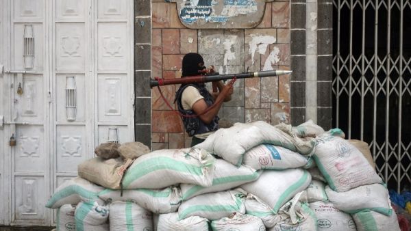 An Armed Yemeni tribal gunman from the Popular Resistance Committees loyal to Yemen's fugitive President Abedrabbo Mansour Hadi, monitors a street in the southern city of Taez during ongoing clashes with Shiite Houthi rebels on May 24, 2015. (AFP/Abdul Rahman Alballah)