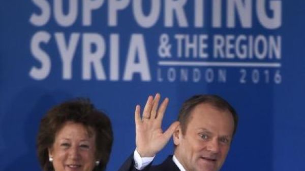 دونالد توسك رئيس المجلس الأوروبي عند وصوله إلى مؤتمر المانحين لسوريا في لندن يوم الخميس
