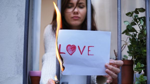 إنهاء العلاقات العاطفية ليس أمر سهلاً خاصة في حالة الانفصال رغم وجود حب بين الطرفيين