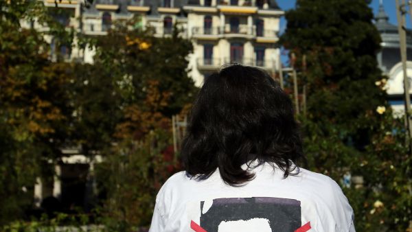 متظاهر يقف امام مقر الاجتماع في لوزان 