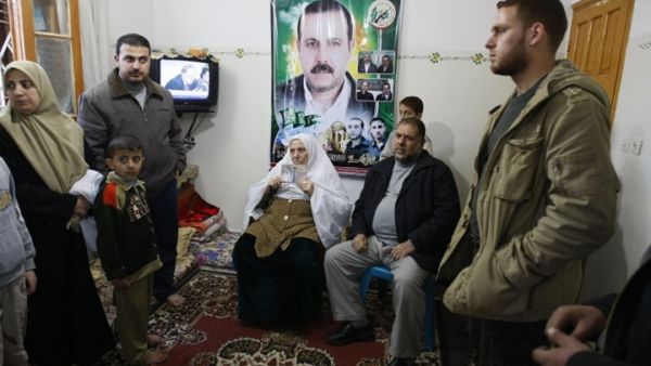 الإمارات تسمح لاثنين من فريق اغتيال المبحوح بالإقامة في دبي
