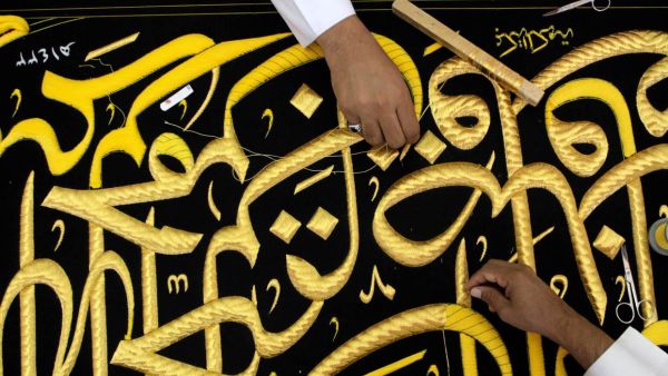 الكعبة تكسو حريرها من إيطاليا وذهبها من ألمانيا