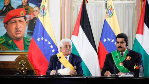 ارشيف/ الرئيسان الفنزويلي نيكولاس مادورو والفلسطيني محمود عباس
