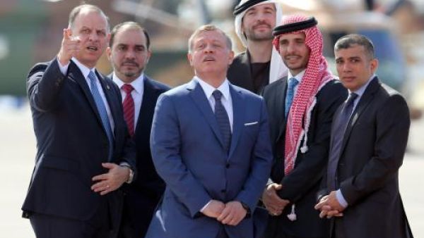 صورة سابقة للعاهل الأردني برفقة أشقائه