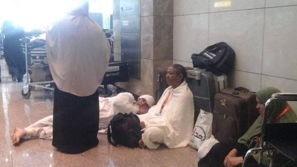 تشابك بالأيدي في المطار وعدم الاكتراث بالمعتمرين 
