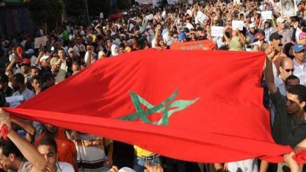 شعارات تطالب الحكومة بإدماجهم في أسلاك الوظيفة العمومية 