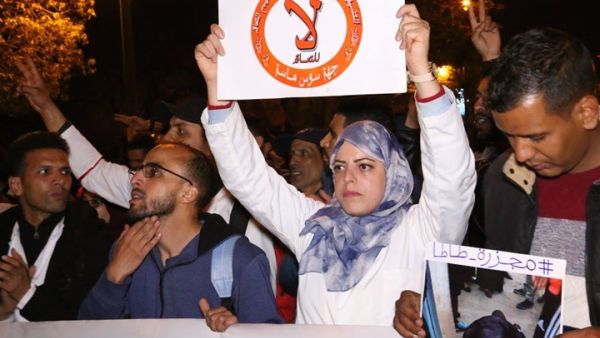 يحتج المدرسون على العقود المؤقتة التي يعملون بها