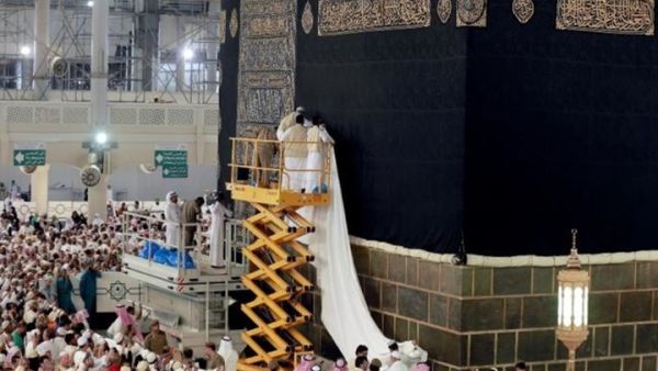 هذه حقيقة ما وجد معقودا بستار الكعبة المشرفه