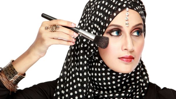 في رمضان تكثر العزائم لذلك أنتِ بحاجة إلى طرق بسيطة لوضع مكياج راقي 