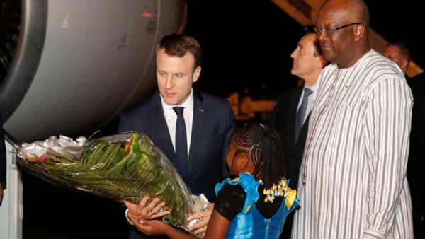 اصابة ثلاثة مدنيين جراء إلقاء قنبلة استهدفت جنودا فرنسيين قبل وصول ماكرون إلى بوركينا فاسو
