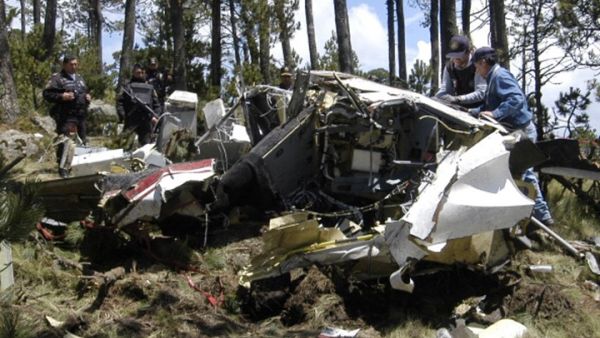 بحسب بيان لوزارة الداخلية، فإن شخصين على الاقل قتلا عندما سقطت الطائرة 
