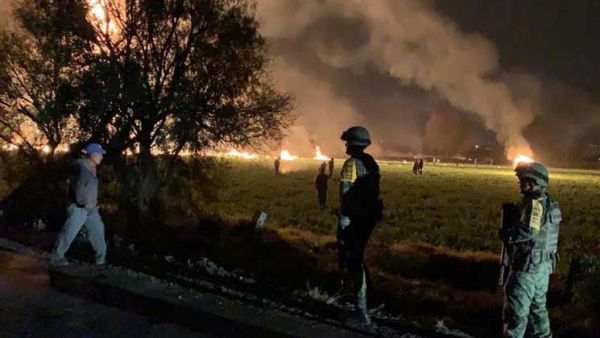 مع حلول الظلام، بُثّت صور للحريق ولأشخاص مذعورين يلوذون بالفرار ويصرخون لطلب المساعدة 
