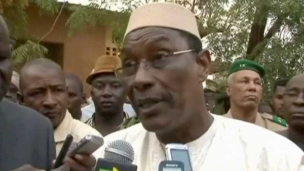 رئيس مالي يعين وزير دفاعه رئيسا للوزراء
