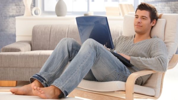 يحتاج رجل الجوزاء البقاء لوحده لفترة ما. امنحيه حيز خصوصية.

