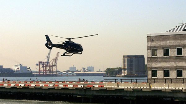 A tourist helicopter takes off from Downtown Manhattan Heliport - New York (AFP/File Photo)	