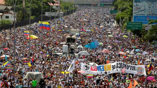 أكثر من 160 ألف متظاهر ضد مادورو في كراكاس