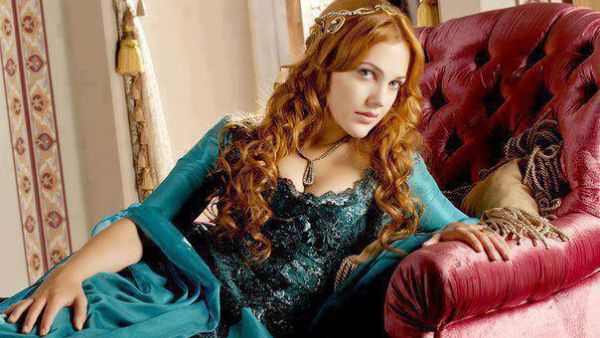 مريم أوزلي تتناول العشاء مع أثرياء عرب 