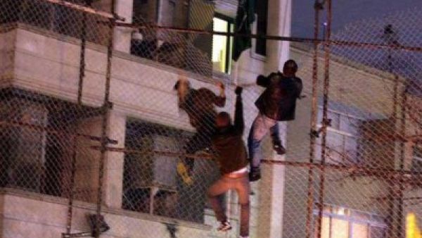 متظاهرون يهاجمون القنصلية السعودية في مدينة مشهد الايرانية