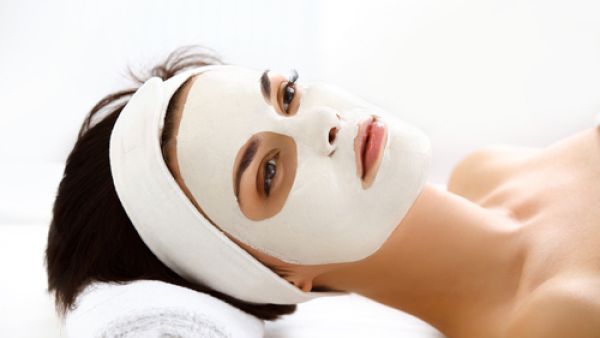 خلطة العسل والحليب من أرق الخلطات الطبيعية على بشرتك
