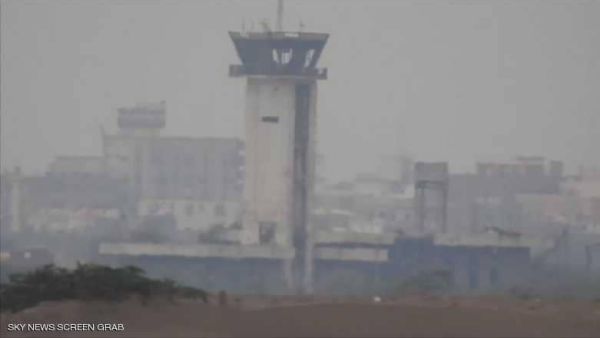 الحوثيون يفرون من مطار الحديدة.. ودخان يتصاعد من داخله