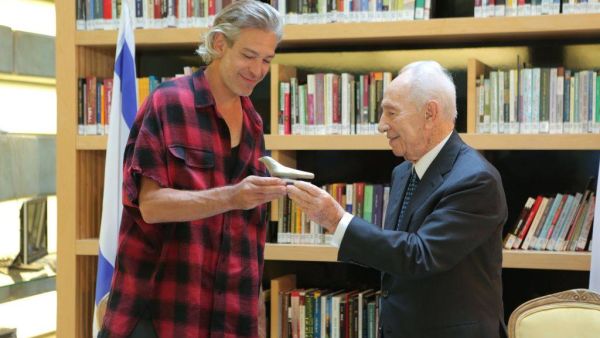 Matisyahu with the late Israeli President Shimon Peres. (Facebook)