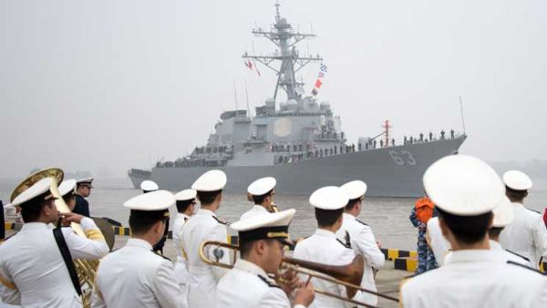 مدمرة أمريكية تبحر بالقرب من جزيرة متنازع عليها في بحر الصين الجنوبي
