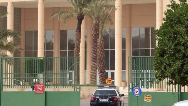 موظف ساخط يقتل عاملين بمدرسة في الرياض
