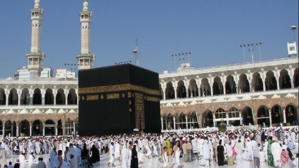 The two companies will develop residential and commercial areas around the Grand Mosque in Mecca and the Prophet’s Mosque in Medina. (File photo)