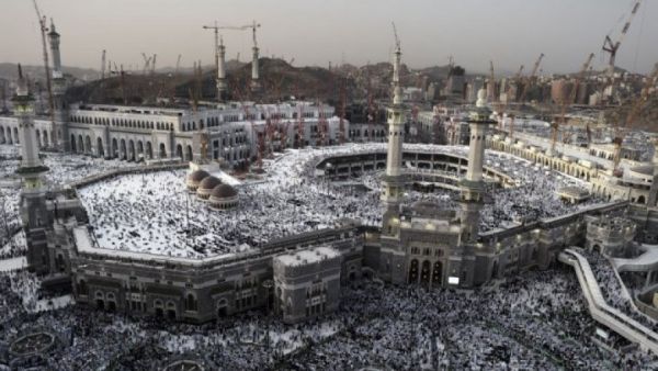 السعودية تلزم الحجاج ارتداء سوار إلكتروني يحدد بياناتهم ويرصد تحركاتهم
