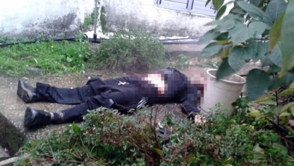 جثمان نشأت ملحم مسجى على الارض بعدما قتلته القوات الاسرائيلية